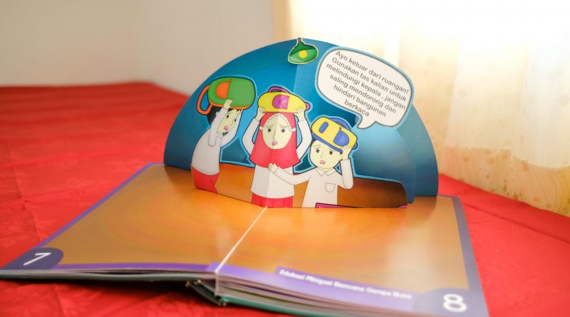 A picture books aimed at educating children on how to behave during earthquakes designed by staff at Universitas Ahmad Dahlan